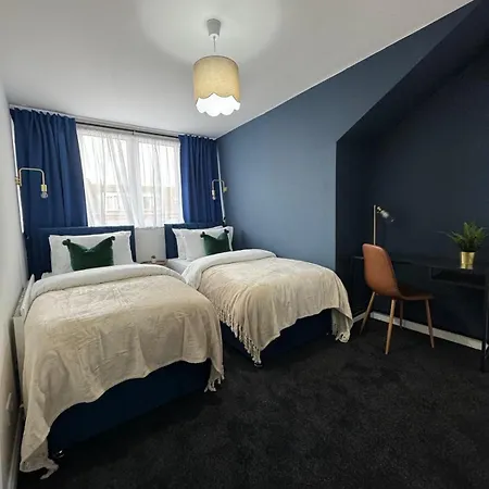 Bexley Gem - Stylish Three Bedroom Apartment *