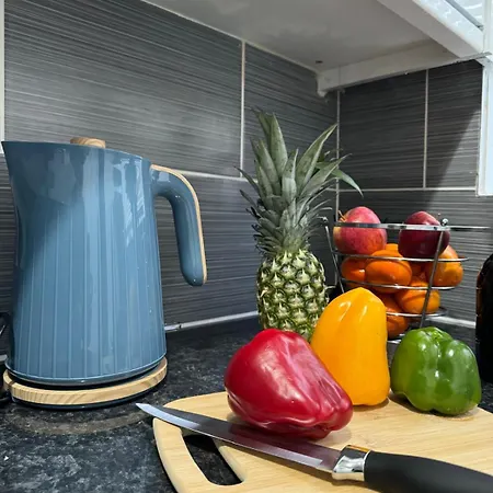 Bexley Gem - Stylish Three Bedroom Apartment *