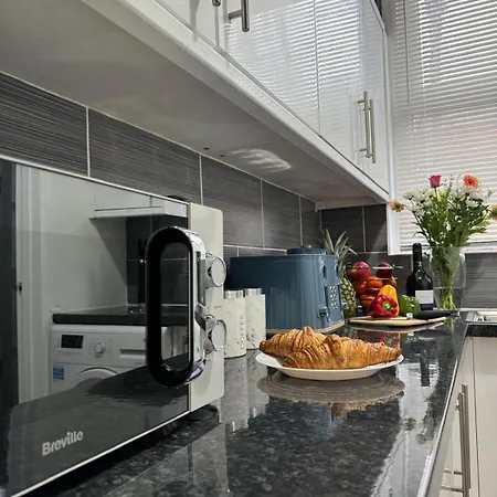 Bexley Gem - Stylish Three Bedroom * Leeds (West Yorkshire)